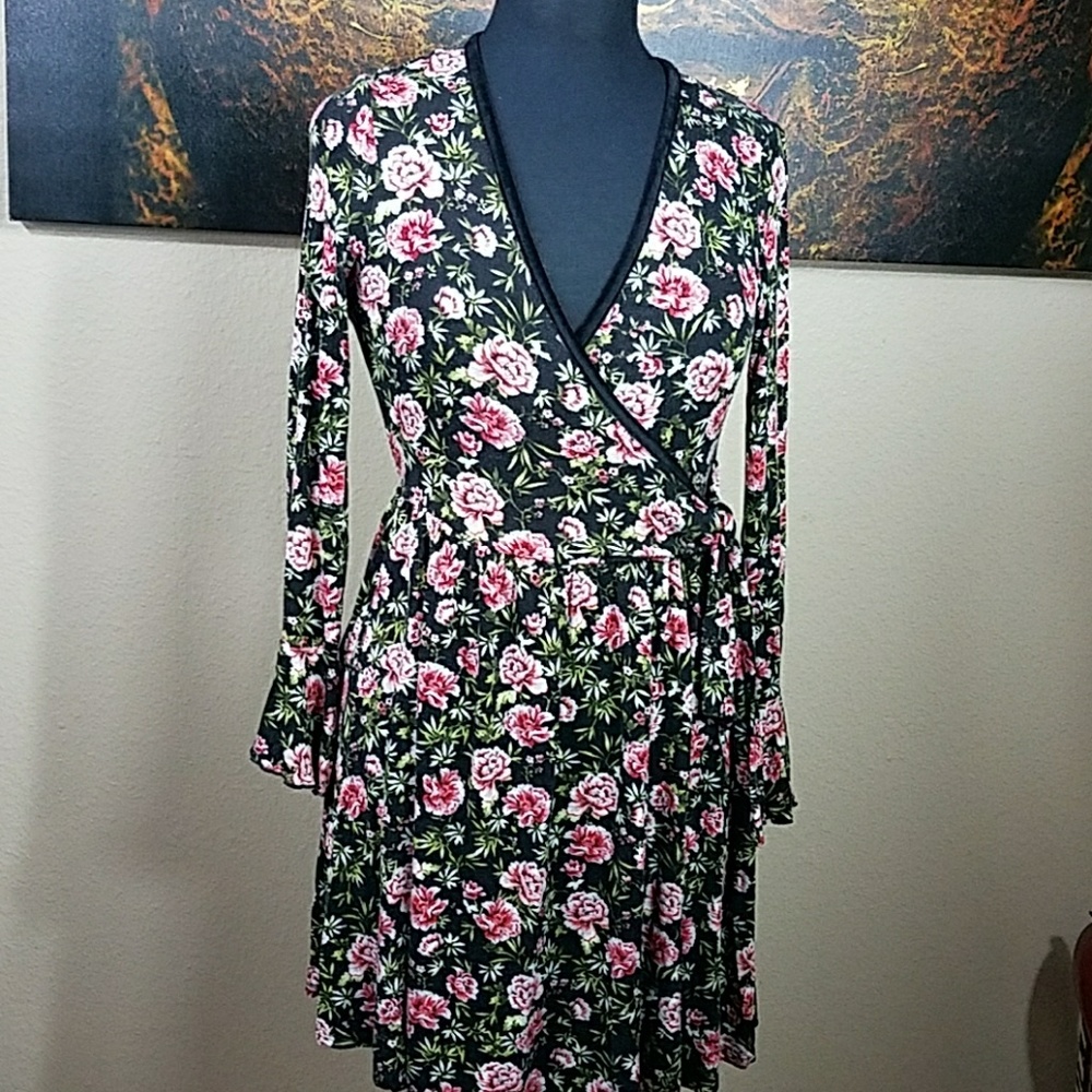 💖Xhilaration Floral Mock Wrap Dress Sz Med.